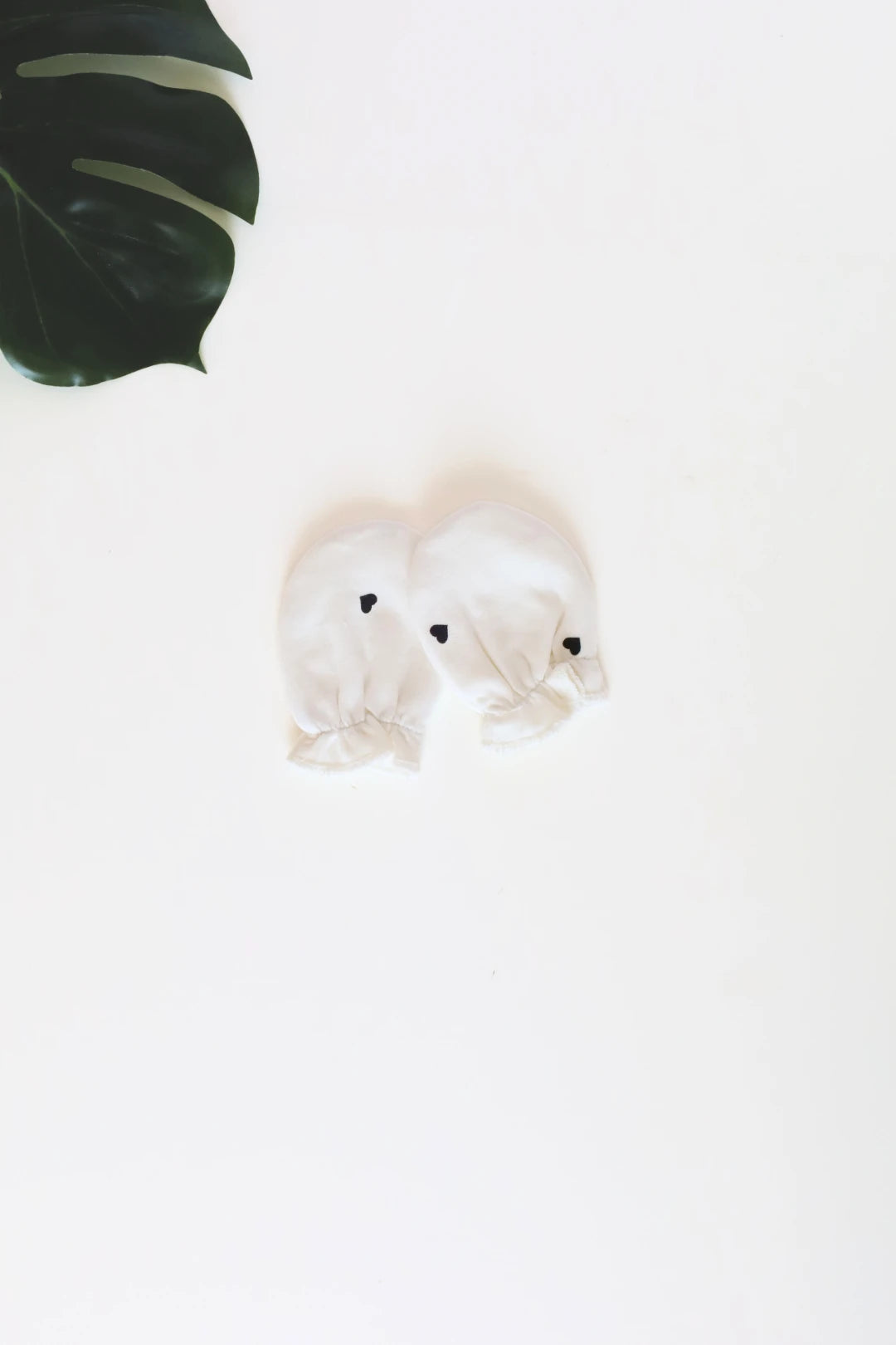 Love-Dots-Newborn-Mittens