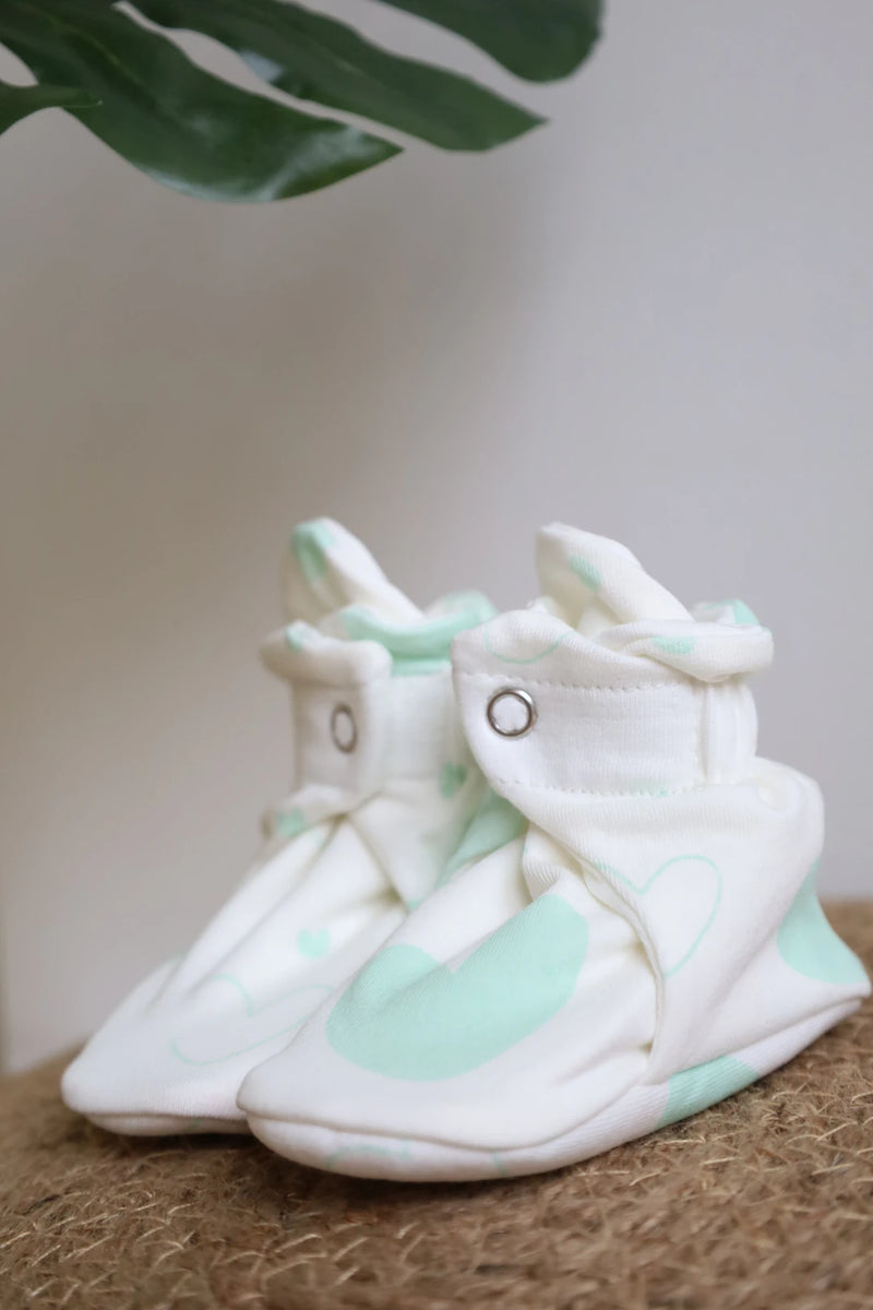 Snug-8-Newborn-Baby-Booties-and-Socks