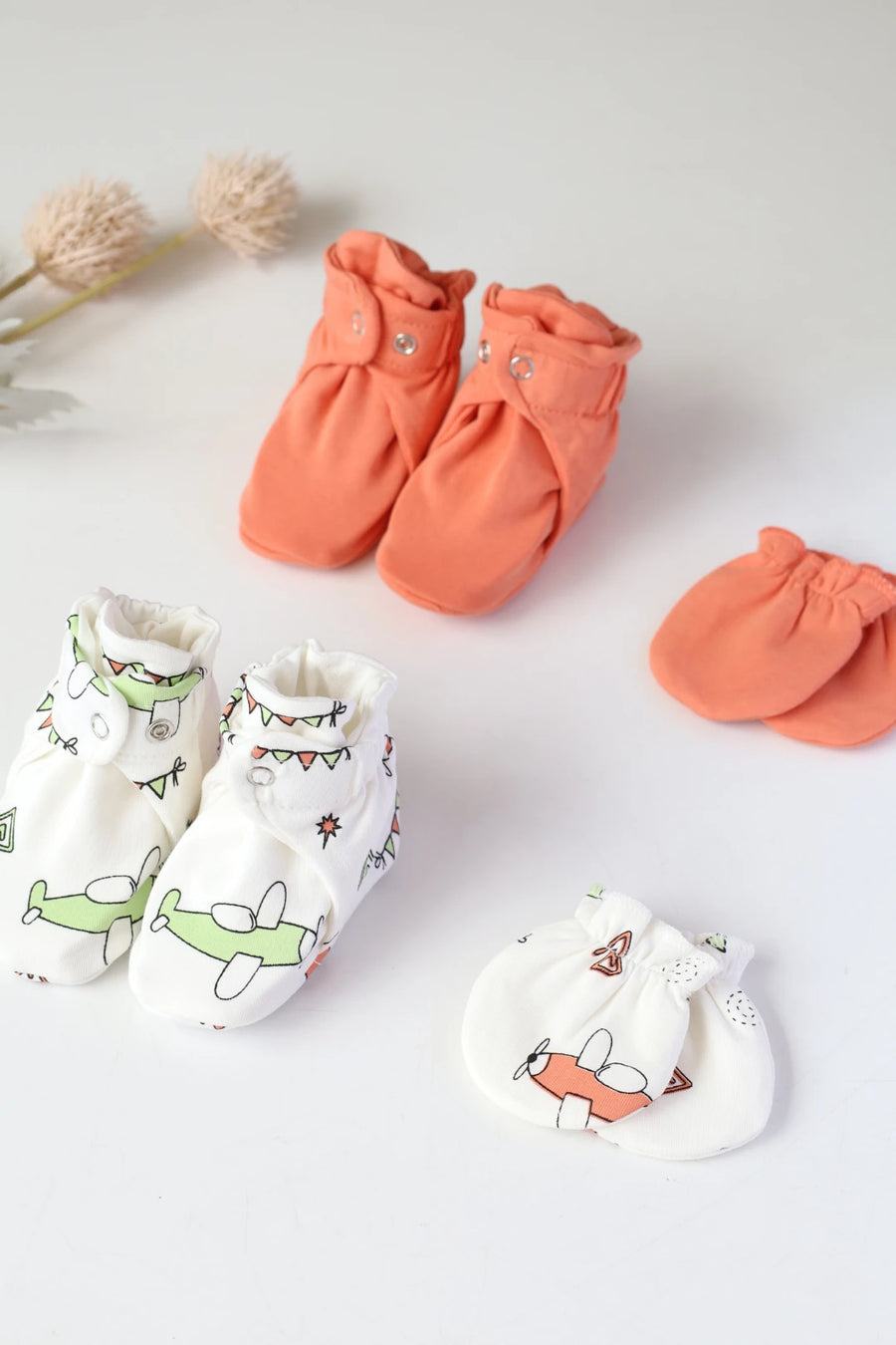Jetset-TotsBaby-Mittens-and-Booties