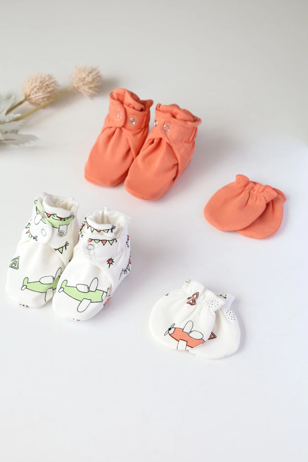 Jetset-TotsBaby-Mittens-and-Booties